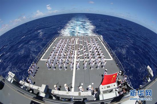 2016年6月25日，参加“环太平洋-2016”演习的151舰编队组织跨越国际日期变更线纪念仪式（资料照片）。新华社发
