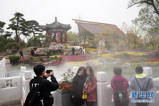 4月20日，参观者在北京园内游览。　　新华社记者 鞠焕宗 摄