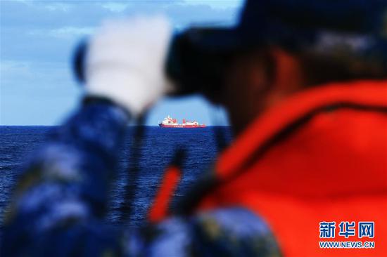 2014年3月26日，搜寻MH370航班的千岛湖舰与“雪龙”号科考船首次在南印度洋展开联合搜救（资料照片）。新华社发（代宗锋 摄）