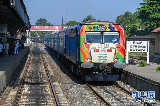 4月8日，列车停靠在斯里兰卡南部马特勒车站，准备驶往贝利亚塔。由中国企业承建的斯里兰卡南部铁路延长线一期项目8日正式通车，并在斯南部城市贝利亚塔举行了通车仪式。 新华社记者 郭磊 摄