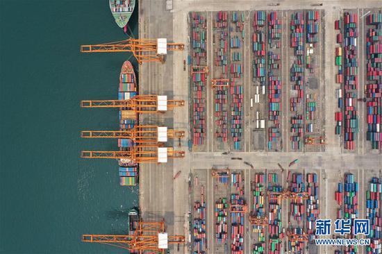 图为广西钦州保税港区码头（4月13日无人机拍摄）。 新华社记者 曹祎铭 摄