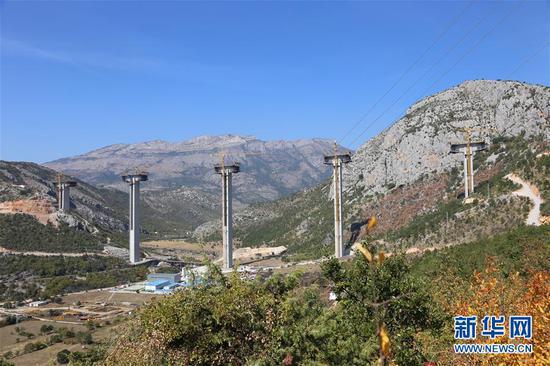 这是2018年9月22日拍摄的南北高速公路项目第三段——斯莫科瓦茨-马泰舍沃段的莫拉契查大桥施工现场。南北高速公路是黑山第一条高速公路，根据黑山政府规划，全长41公里的斯莫科瓦茨-马泰舍沃段优先建设，由中国公司承建。新华社记者 王慧娟 摄