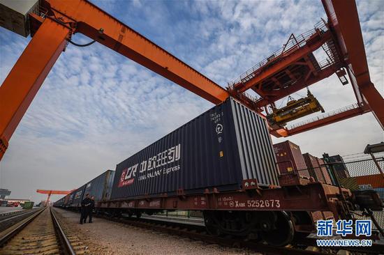 2017年11月8日，在浙江义乌西站，满载出口货物的中欧班列即将启程。 新华社记者 徐昱 摄