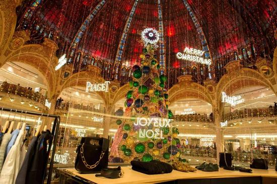 ▲资料图片：2018年11月7日，法国巴黎，为迎接圣诞节，老佛爷百货摆放巨型圣诞树。