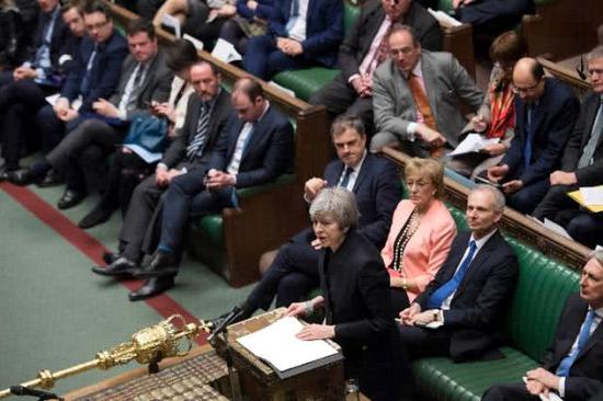 4月11日，在英国伦敦，英国首相特雷莎·梅（前）在议会下院陈述欧盟针对英国“脱欧”延期的相关决定 图自新华社