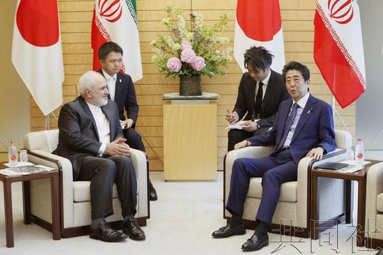伊朗外长扎里夫5月15日突访日本，并于16日相继与日本外相河野太郎及首相安倍晋三举行了会谈。