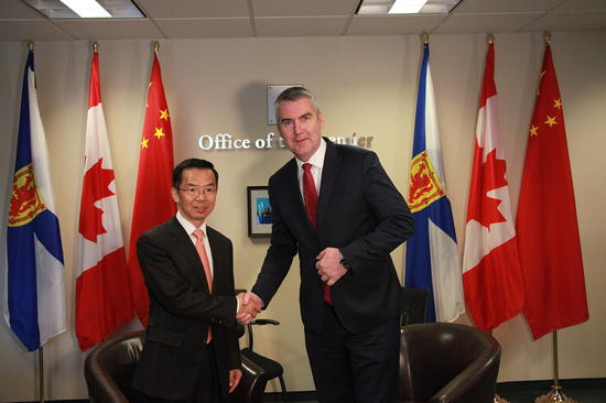 中国驻加拿大大使卢沙野与加拿大新斯科舍省省长斯蒂芬·麦克纳尔握手。