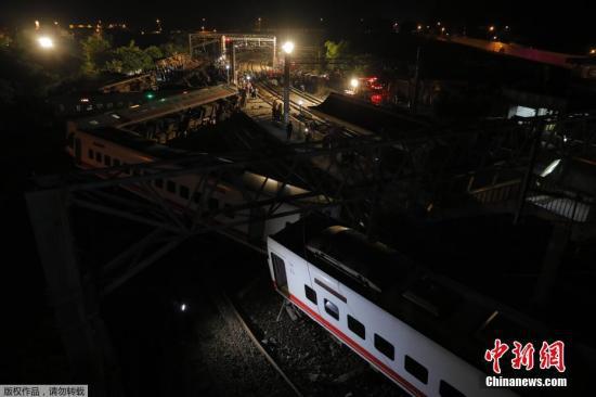 资料图：2018年10月21日拍摄的普悠玛列车出轨翻覆事故现场。