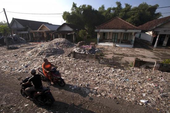 距离泗水45公里的惹班堆积着从各国进口的垃圾（图自雅加达邮报）