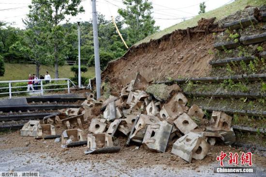 当地时间2019年6月18日，日本新潟发生6.7级地震。图为新潟一处斜坡在地震中垮塌。