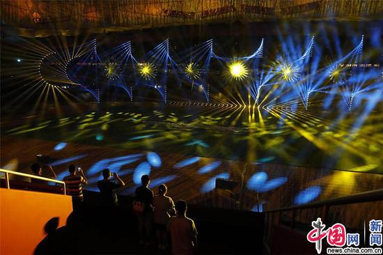2019年6月18日，北京，中国国家体育场（“鸟巢”）上演的2019“造梦•鸟巢”视听光影秀，用4000多盏灯光让鸟巢成为北京今夏最亮眼的夜游地标。据悉，2019“造梦•鸟巢”大型视听光影秀将持续至10月30日，每晚19点30分至21点30分循环演出4场。 韩海丹/视觉中国