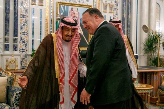 美国国务卿蓬佩奥（右）24日在吉达会见沙特国王萨勒曼（路透社）