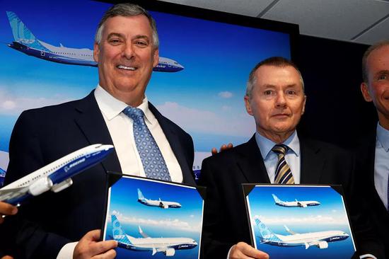 当地时间6月18日，英国航空公司所有者IAG首席执行官沃尔什（右）与波音首席执行官凯文·麦卡利斯特出席发布会，双方签署订购意向书。视觉中国/图