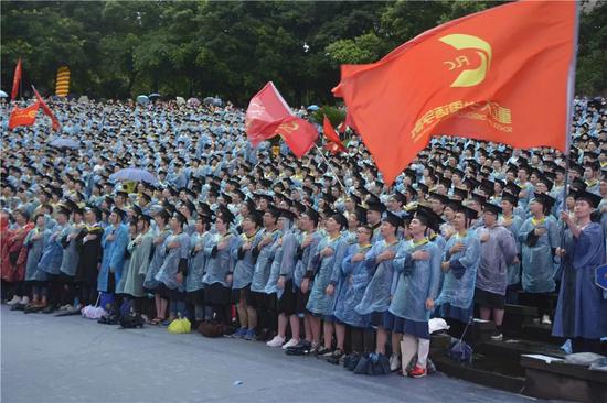 重庆大学2019届学生毕业典礼暨学位授予仪式现场。