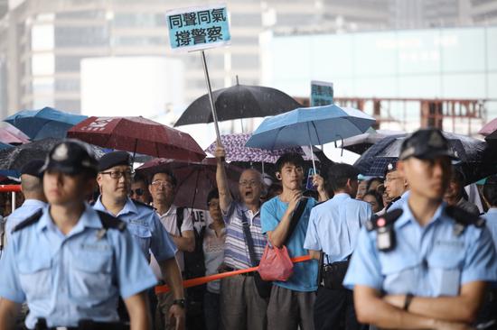 他又指出，若在其他国家发生同类事件，外国警方执法力度远超中国香港。