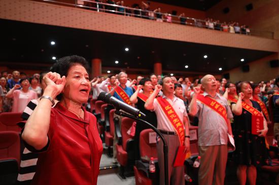 赵玉明与现场党员一起庄严宣誓。新京报记者 王飞 摄