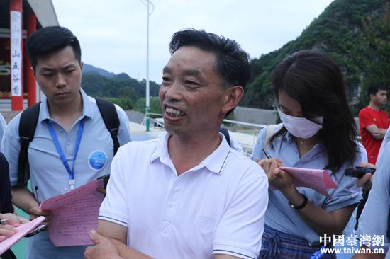 银厂沟村党支部书记马光明接受记者采访。（中国台湾网 李宁 摄）