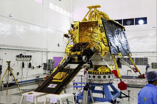这是印度空间研究组织7月7日公布的印度“月船2号”探测器及月球车照片。
