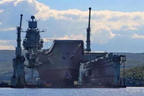 ▲资料图片：正在浮船坞中的“库兹涅佐夫海军元帅”号航母。