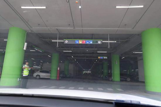 大兴机场停车楼。新京报记者 陶冉 摄