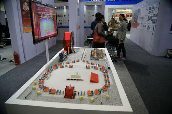 这是2016年4月6日在第十四届中国国际核工业展览会上拍摄的北京正负电子对撞机模型。