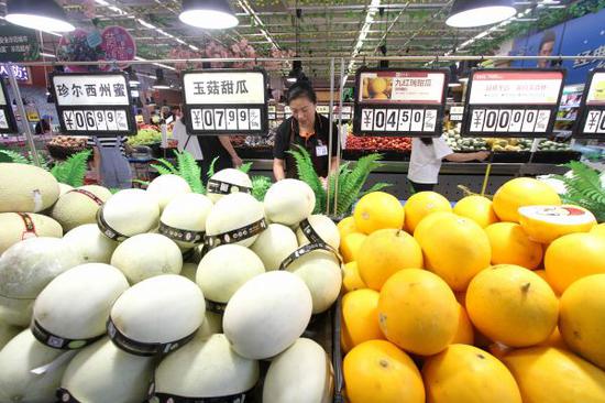 6月12日，河北省邯郸市峰峰矿区一超市工作人员在整理水果。 （新华社）