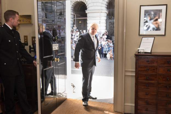 约翰逊走入首相府
