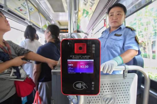 北京公交车上安装了最新款的刷卡机具。摄影/新京报记者 王贵彬