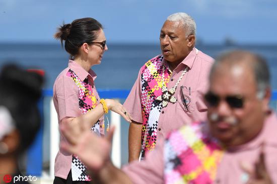 8月15日，新西兰总理和姆拜尼马拉马在全家福后交谈/IC Photo