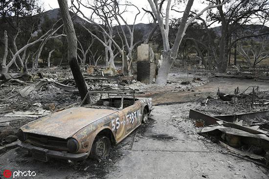 2018年加州山火致使房屋建筑烧成灰烬，汽车只剩空壳 @IC Photo