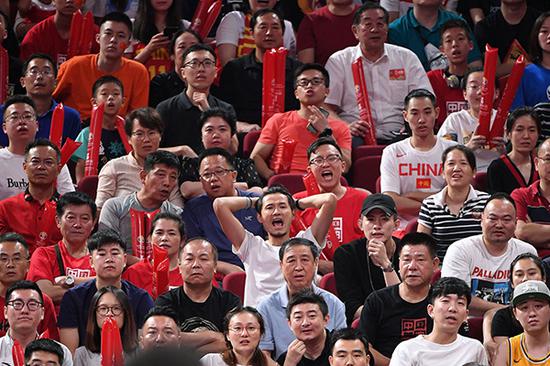 场边的中国球迷无法接受这一结果。本文图片 视觉中国