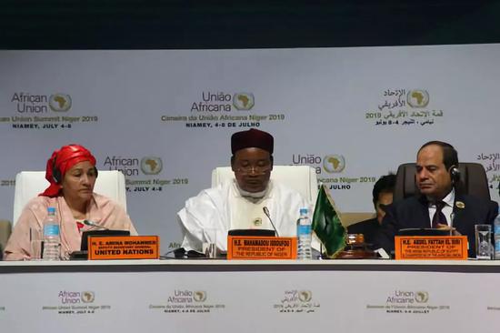 2019年7月7日，尼日尔总统伊素福（中）在第12届非洲联盟非洲大陆自由贸易区特别峰会开幕式上致辞。新华社发