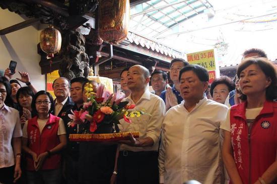 韩国瑜今日在台中走访庙宇，图自台媒