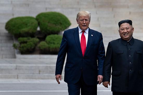 当地时间2019年6月30日，朝鲜最高领导人金正恩与美国总统特朗普在韩朝非军事区见面。视觉中国 资料