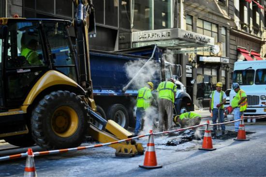 道路维护工人在纽约街头作业。（图：法新社资料图）