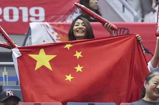 ↑9月29日,球迷在比赛中为中国队加油。新华社记者贺灿铃摄