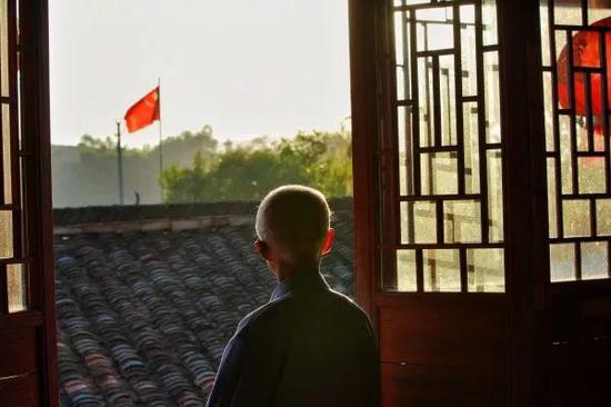 现在朱宗鹤每天照样坚持升旗,他说只要他身体益,就肯定会坚持下去,坚持到末了。