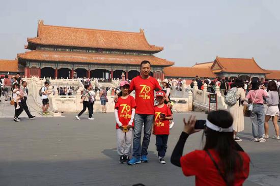 浙江一家四口穿着国庆70周年文化衫在故宫游览。新京报记者 浦峰 摄