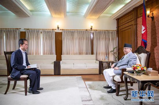10月11日，尼泊尔总理奥利（右）在位于首都加德满都的总理官邸接受新华社等中国媒体联合采访。新华社记者 张可任 摄