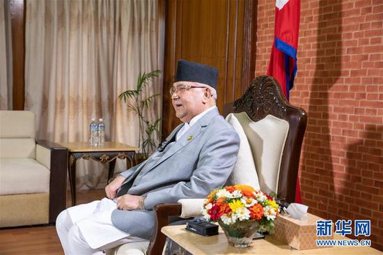  10月11日，尼泊尔总理奥利在位于首都加德满都的总理官邸接受新华社等中国媒体联合采访。新华社记者 张可任 摄