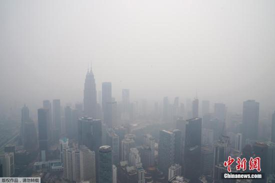 资料图：当地时间9月18日，受印度尼西亚持续森林火灾，马来西亚吉隆坡出现严重空气污染。