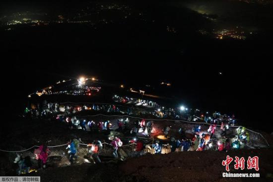 资料图：正在攀登富士山的登山者。