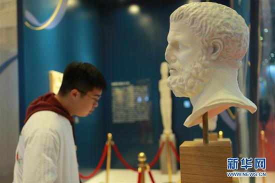 11月6日，参观者在第二届进博会希腊国家馆参观。 新华社记者 鱼澜 摄