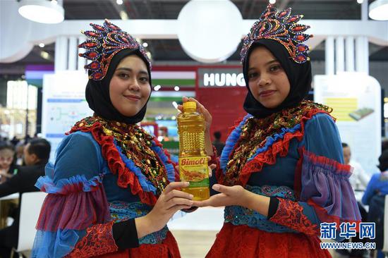  11月6日，在第二届进博会印度尼西亚国家馆，工作人员展示棕榈油产品。 新华社记者 范培珅 摄