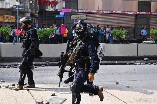 紧张对峙 港警和暴徒手里分别是什么武器(图)