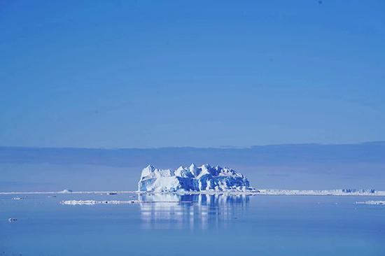 在“雪龙”号上拍到的海上冰山。澎湃新闻南极科考特派记者 何锴 图