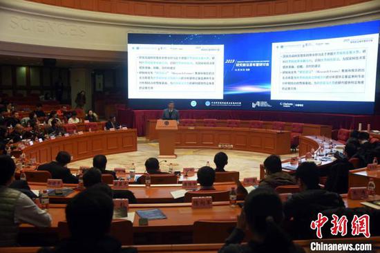 中科院科技战略咨询研究院科技战略情报研究所所长冷伏海发布《2019研究前沿》和《2019研究前沿热度指数》。 孙自法 摄