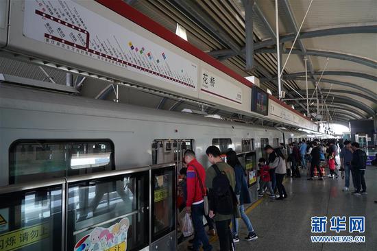 在位于江苏昆山的上海轨道交通11号线花桥站，人们准备乘车（2019年11月16日摄）。 新华社记者 季春鹏 摄