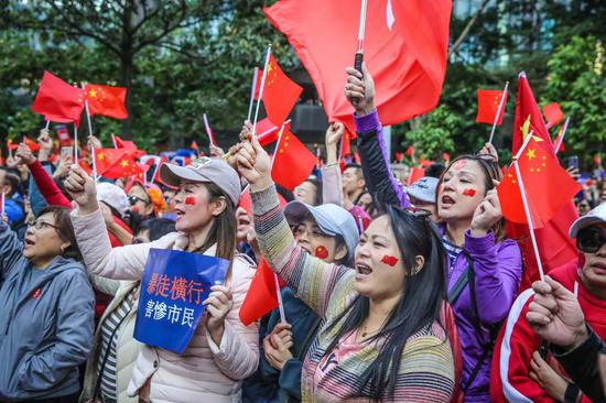 红旗飘反黑暴 香港数千市民集会发出正义之声