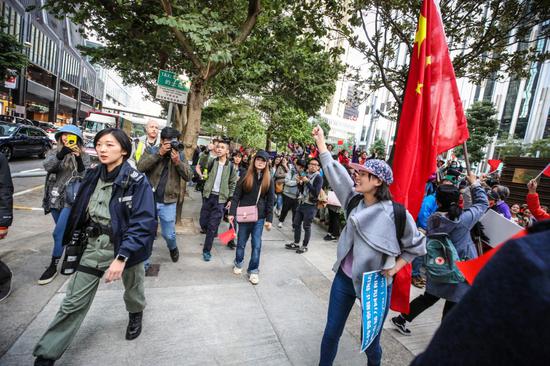 红旗飘反黑暴 香港数千市民集会发出正义之声